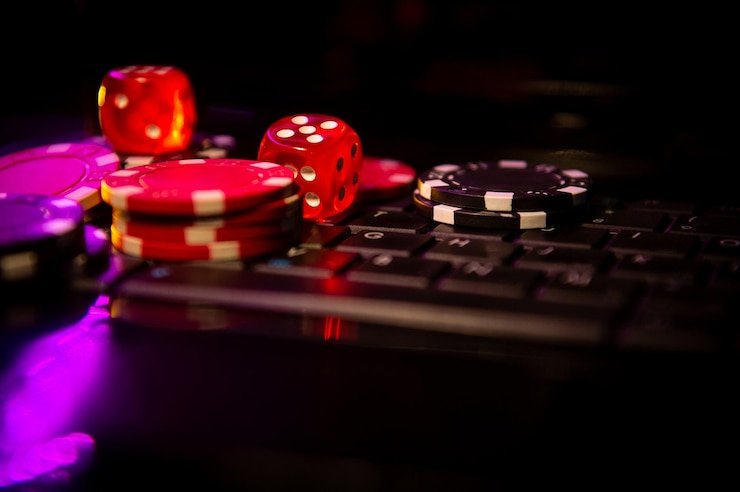 Antarmuka meja baccarat perisaiqq menampilkan dealer langsung dan area taruhan