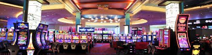 Meja baccarat dengan dealer profesional dari studio perisaiqq
